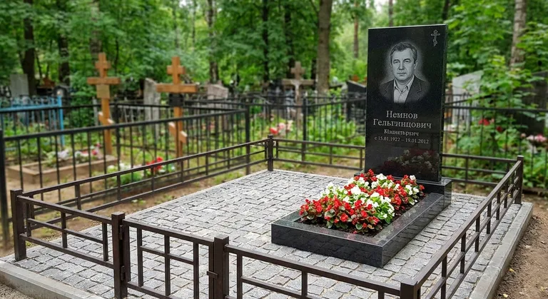 Памятник под ключ с цветником и благоустройством в Магнитогорске