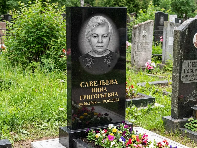 Портрет на памятнике в Магнитогорске — Паспортное фото восстановили и награвировали на чёрной стеле