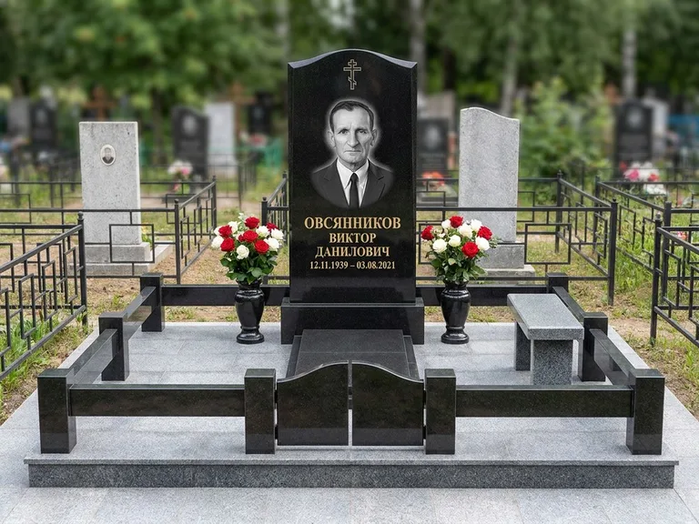 Портрет на памятнике в Магнитогорске — Старый снимок → гравировка на премиум-комплексе с плиткой и оградой