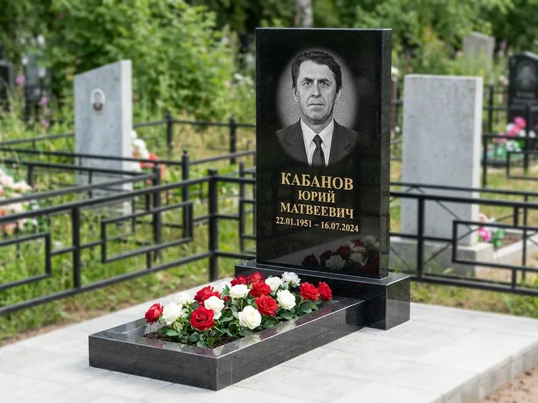 Портрет на памятнике в Магнитогорске — Старый снимок → гравировка на вертикальной стеле