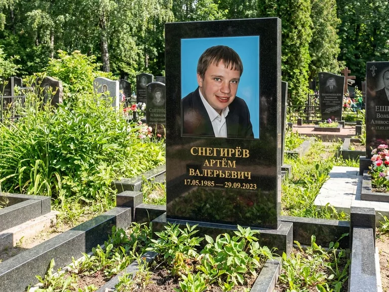 Портрет на памятнике в Магнитогорске — Цветное фото → прямоугольная фотокерамика на чёрном граните