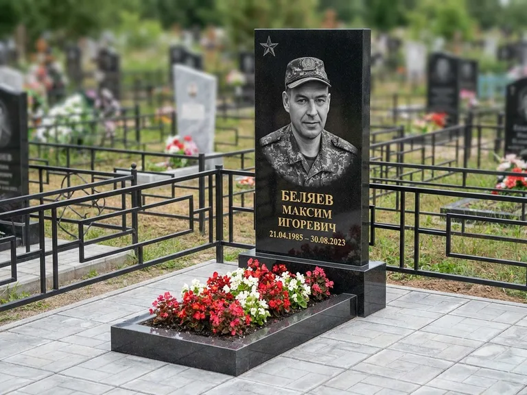 Портрет на памятнике в Магнитогорске — Военное фото → цветная фотокерамика, гравированная звезда