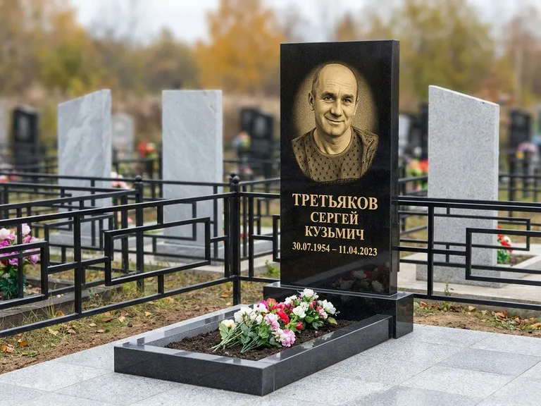 Портрет на памятнике в Магнитогорске — Восстановленный портрет → гравировка на вертикальной стеле