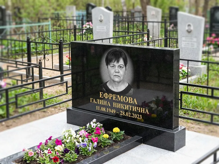 Портрет на памятнике в Магнитогорске — Ч/б портрет → гравировка на горизонтальном памятнике