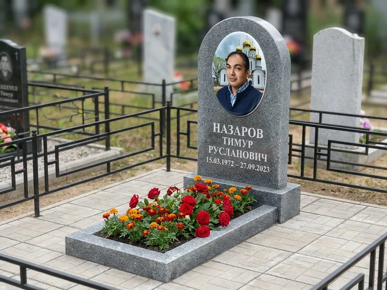 Портрет на памятнике в Магнитогорске — Цветной портрет → фотокерамика-овал на сером граните, буквы белые
