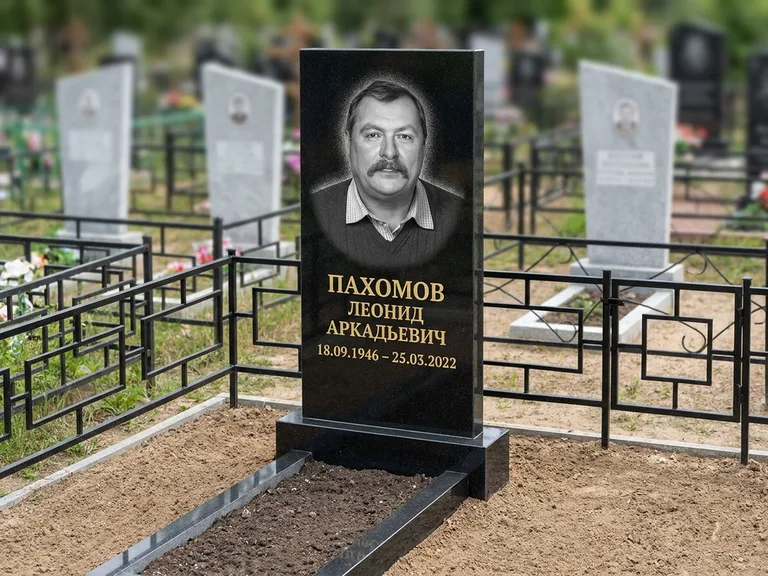 Портрет на памятнике в Магнитогорске — Маленькое фото → гравировка на простом бюджетном памятнике