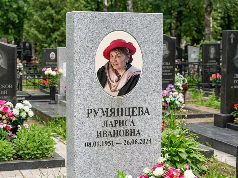 Портрет на памятнике в Магнитогорске — Цветной портрет → овальная фотокерамика на светлом камне