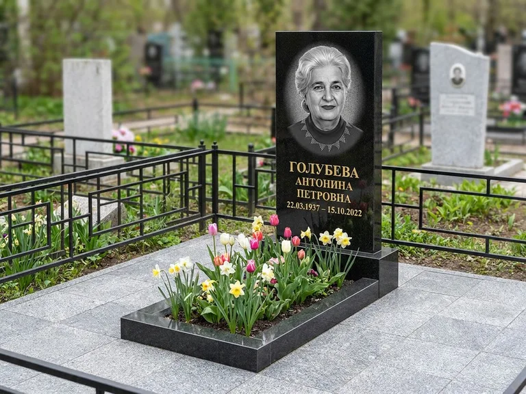 Портрет на памятнике в Магнитогорске — Выцветший скан восстановили и награвировали на стеле