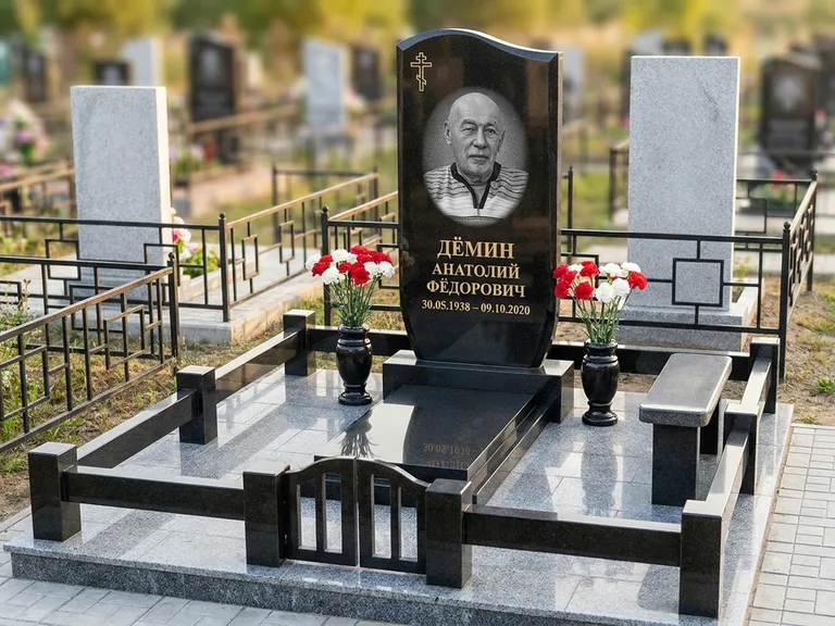 Портрет на памятнике в Магнитогорске — Реставрация → гравировка на премиум-комплексе