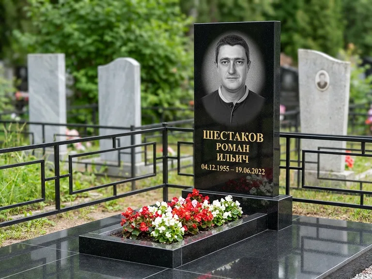 Портрет на памятнике в Магнитогорске — Ч/б портрет → гравировка на стеле
