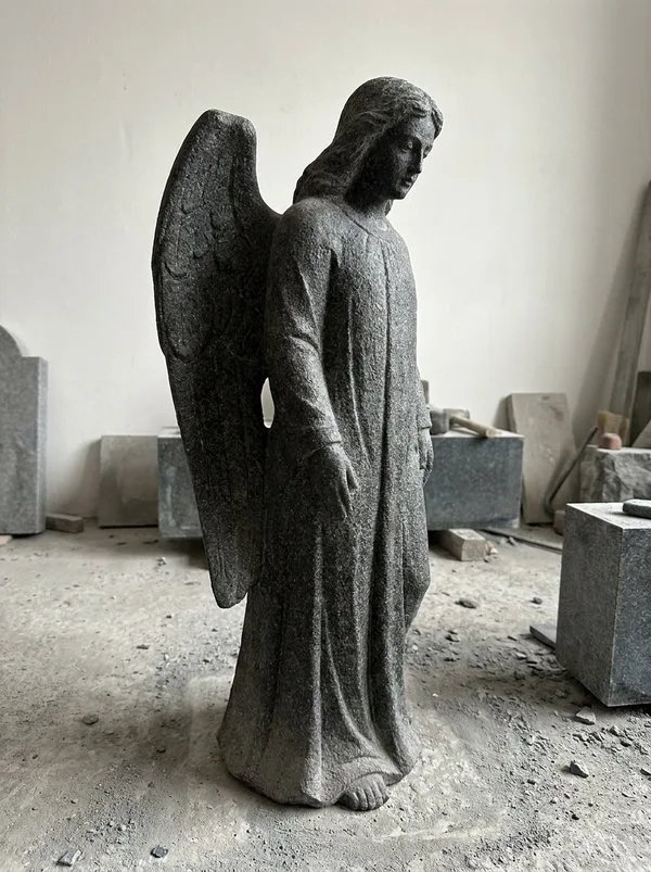 Ангел с опущенными крыльями — скульптура на памятник, гранит, высота 70 см