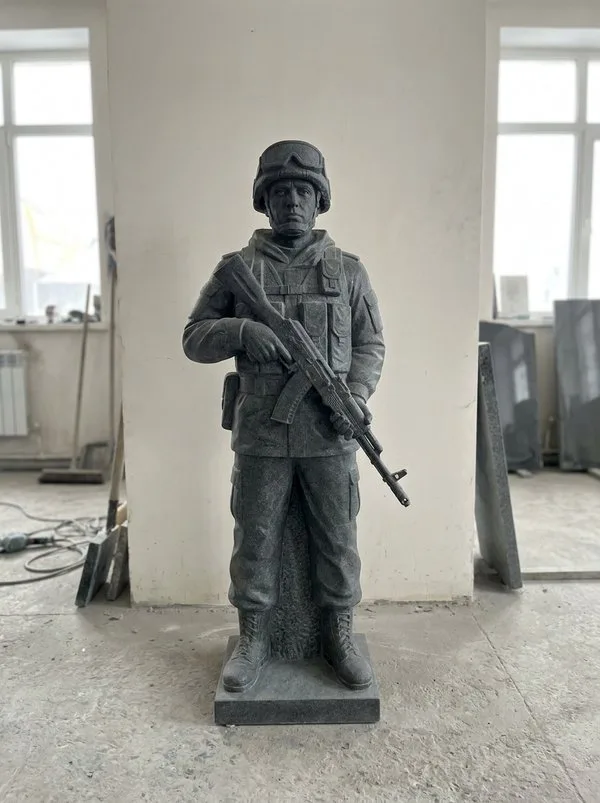 Военному — фигура солдата — скульптура на памятник, гранит, высота 100 см