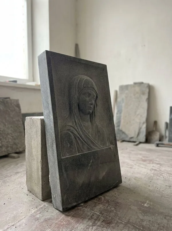Икона-барельеф Богородицы — скульптура на памятник, гранит, высота 50 см