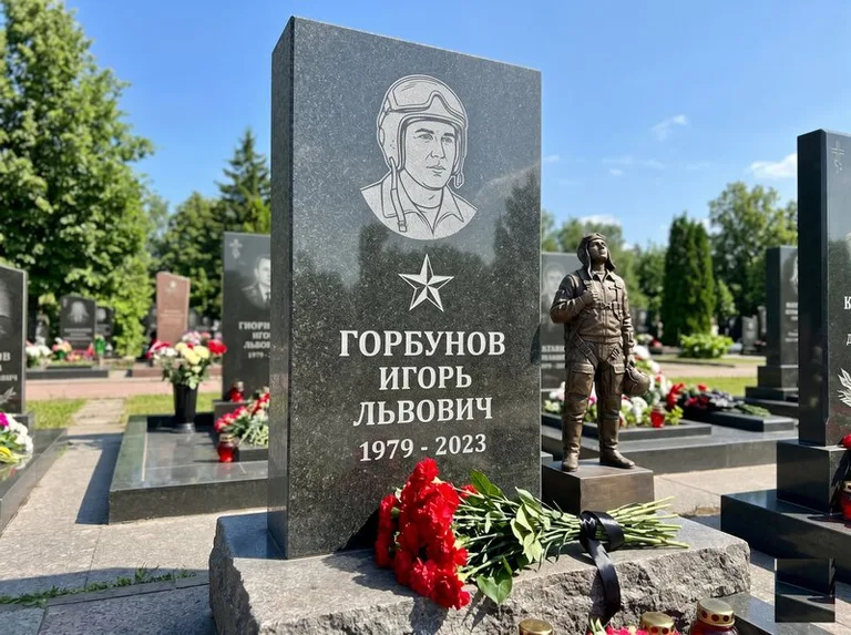 Гранитная фигура лётчика на памятнике военному со звездой в Магнитогорске