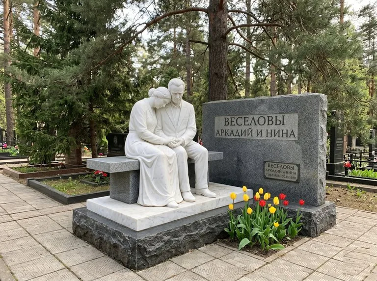 Мраморная скорбящая пара на эксклюзивном мемориале в Магнитогорске