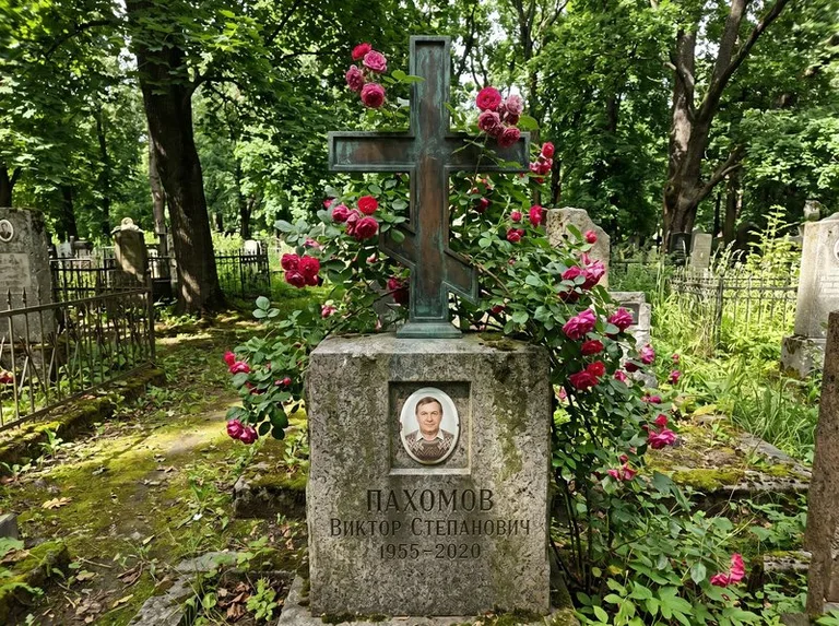 Бронзовый крест с розами на гранитной плите в Магнитогорске