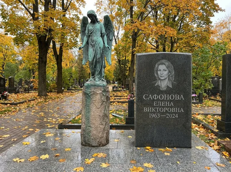 Бронзовый ангел на колонне рядом с памятником в Магнитогорске