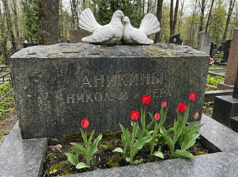 Пара голубей из литьевого мрамора на гранитной плите в Магнитогорске