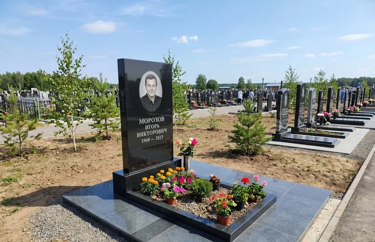 Уборка могилы со скамьёй до и после в Магнитогорске