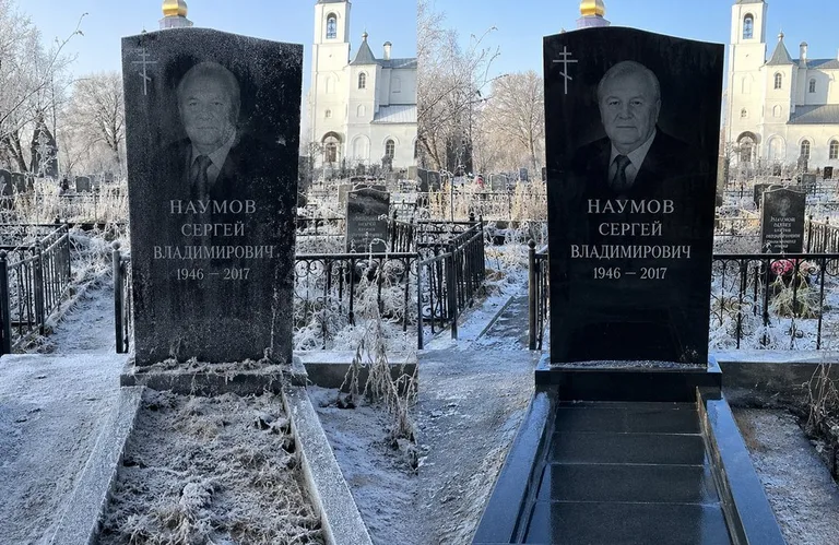 Диптих №18: могила с деревянным крестом и низкой оградкой — выполота трава в Магнитогорске