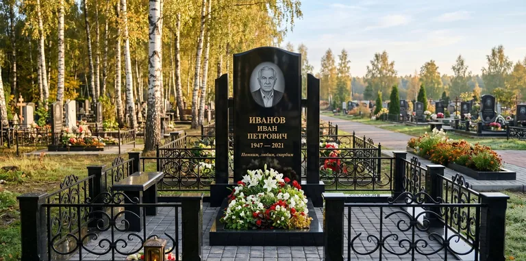 Мемориальный комплекс с цветником и оградой в Магнитогорске
