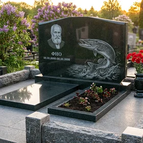 Гранитный памятник рыбаку в форме арки с рыбацкой лодкой