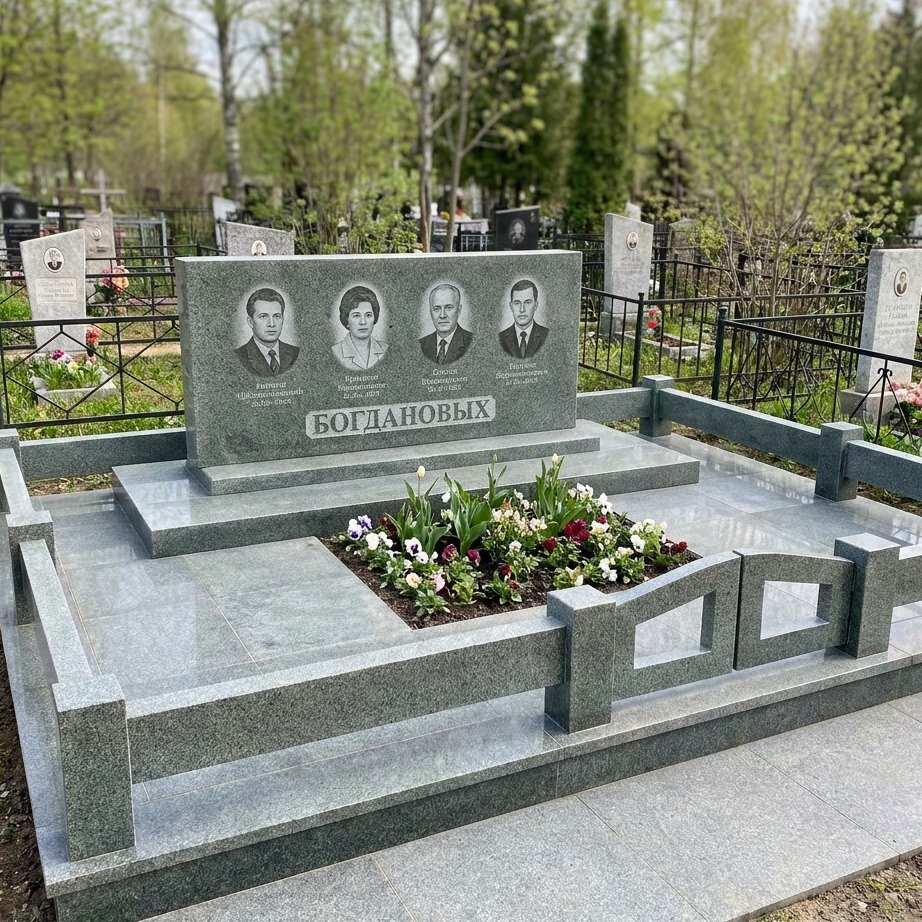 Пример дизайна: Семейный памятник на четверых из серо-зеленого гранита — фото и цена