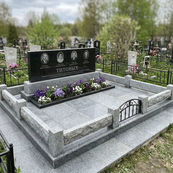 Семейный памятник на четверых из комбинированного гранита