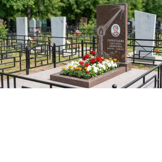 Памятник с горящей свечой из дымовского гранита с лучом света