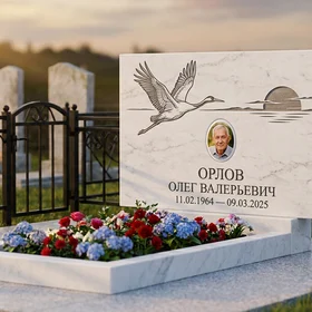 Памятник с журавлиным клином из белого мрамора