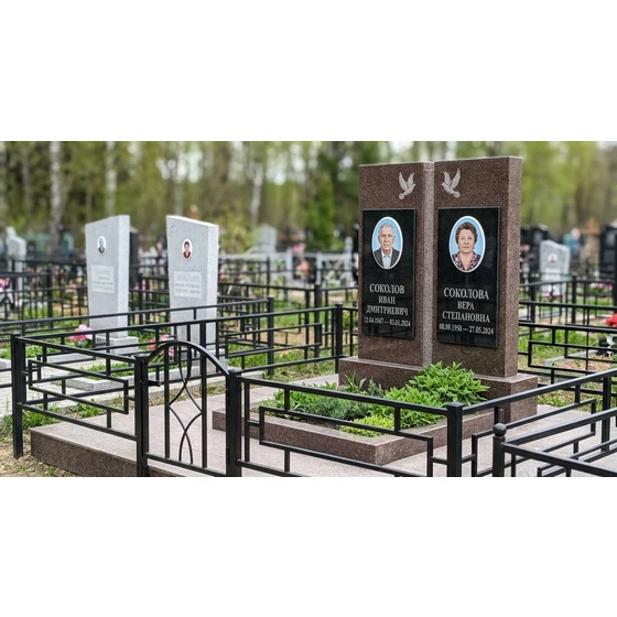 Гранитный памятник на двоих с голубями