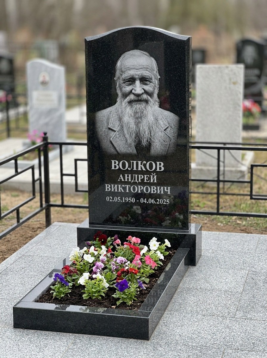 Портрет на памятнике в Магнитогорске — Старый снимок восстановили, портрет по грудь — гравировка
